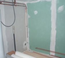 Bêton du sous-sol terminé,placo terminé.
Enfin le plombier est venu faire les évacutions(machine à laver, et douche d'été)