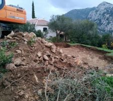 Tout au fond le bassin d'infiltration et emplacement de la maison au 1&deg; plan