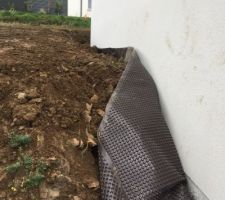 Mur nord , en limite de propri&eacute;t&eacute;,probl&egrave;me de pose du delta ms, ca doit &ecirc;tre r&eacute;parer .... fin janvier ... en m&ecirc;me temps que l&agrave; pacs mal poser...