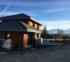 Reprise d'activité sur le chantier. Le plaquiste arrive.
