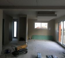 Vue depuis le s&eacute;jour sur la cuisine :
- A droite avec la corniche en faux plafond, et la niche o&ugrave; sera encastr&eacute;e la cave &agrave; vin et les &eacute;tag&egrave;res vitr&eacute;es. 
- A gauche le couloir conduisant vers l'entr&eacute;e.