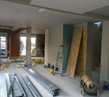 Vue depuis la cuisine sur le séjour, l'escalier, puis au fond à gauche le salon. Au fond à droite sera cloisonnée la suite parentale.