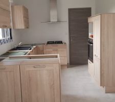 Montage de la cuisine en cours, plan de travail (granite) la semaine prochaine