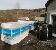 Livraison des plaques de placo, des polyplac, des blocs portes, de la pieuvre électrique, de la trappe d accès des combles.
