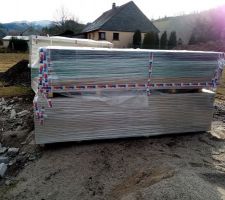 Livraison des plaques de placo, des polyplac, des blocs portes, de la pieuvre électrique, de la trappe d accès des combles.