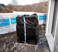 Livraison des plaques de placo, des polyplac, des blocs portes, de la pieuvre électrique, de la trappe d accès des combles.