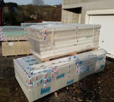 Livraison des plaques de placo, des polyplac, des blocs portes, de la pieuvre électrique, de la trappe d accès des combles.