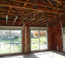 Salle de sport : préparation pour l'isolation du plafond, et porte installée