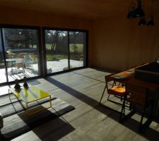 La Zone de vie : 2 baies vitrées de 3m. de largeur débouchant sur terrasse bois.