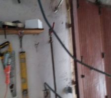 Fil électrique dévié en l'air