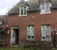 Voici la facade de notre la maison en brique.
Ca fait envie :D