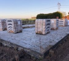 Dalle coulée et briques livrées