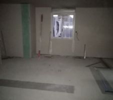 Suite doublage et isolation des murs et début de pose des rails de placo pour délimiter les pièces