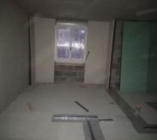 Suite doublage et isolation des murs et début de pose des rails de placo pour délimiter les pièces