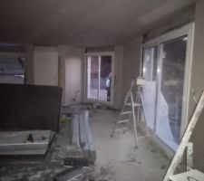 Suite doublage et isolation des murs et début de pose des rails de placo pour délimiter les pièces