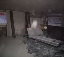 Suite doublage et isolation des murs et début de pose des rails de placo pour délimiter les pièces