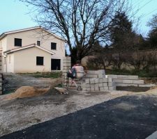 Maçonnerie du portail en cours.