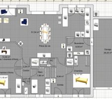 Plan de la maison.
Nous n'aimons pas trop l'entrée, trop longue... mais pas trouvé d'autre solution.
La pièce de vie est au sud / sud-ouest, elle devrait donc avoir du soleil avec la baie à l'est (à gauche sur le plan) dès le matin jusqu'au soir.