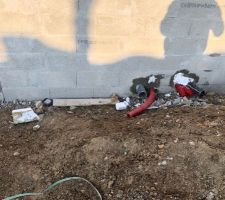 Fourreau pour électricité, arrivée d'eau et pvc évacuation eaux usées