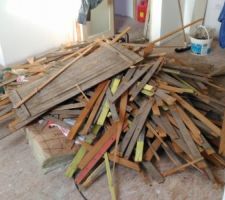 On enlève le bardage de sous-toiture du grenier.