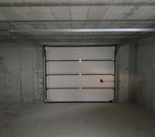 Porte de garage bi-colore motorisable.