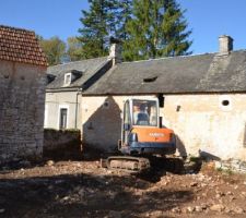 Début terrassement Cour Avant
