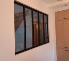 Verri&egrave;re type atelier entre la cuisine et l'entr&eacute;e