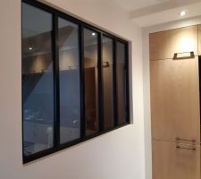 Verri&egrave;re type atelier entre la cuisine et l'entr&eacute;e. Une vue avec les spots allum&eacute;s : cuisine en reflet dans la verri&egrave;re !