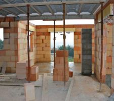 Muret qui soutiendra le po&ecirc;le.