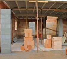 Aper&ccedil;u du muret qui soutiendra le po&ecirc;le &agrave; bois.