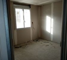 Suite pose rails placo et début des cloisons et pose des portes.