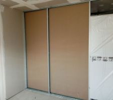 Suite pose rails placo et début des cloisons et pose des portes.
