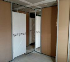 Suite pose rails placo et début des cloisons et pose des portes.