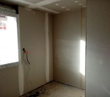 Suite pose rails placo et début des cloisons et pose des portes.
