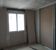 Suite pose rails placo et début des cloisons et pose des portes.
