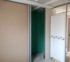 Suite pose rails placo et début des cloisons et pose des portes.