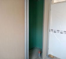 Suite pose rails placo et début des cloisons et pose des portes.