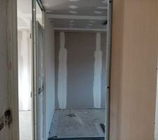 Suite pose rails placo et début des cloisons et pose des portes.