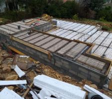 En gris le garage, le porche et l'entrée qui devaient être à hauteur de la restanque haute pour entrer dans les règles d'urbanisme