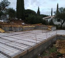 En blanc la partie basse (cuisine, pièce de vie, chambres, couloir, pièces d'eau) sont à hauteur de la restanque basse