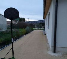 Finition des extérieurs en clapissette. Prêt pour les boules !!