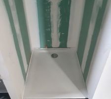 Bac de douche (non alignée sur la cloison)