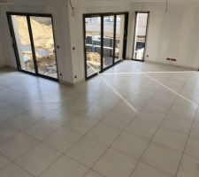 Carrelage pièce principale en cours