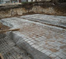 Pose des ferrailes pour les fondatios et la dalle...
Fondation doubl&eacute; pour pr&eacute;cautions...