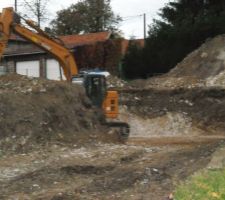 Début du terrassement pour le sous sol...
De la terre;de la terre et encore de la terre...Evacuation d'une dizaine de remorque,pour le moment on garde le reste.