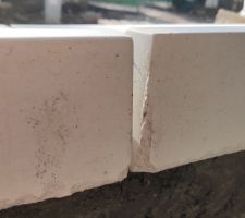 Seuil de la fen&ecirc;tre de la cuisine, avec un gros jeu et des impacts bien visibles