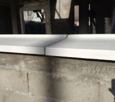 Seuil de la fen&ecirc;tre de la cuisine, avec un gros jeu et des impacts bien visibles