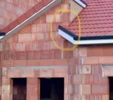 Finitions toiture au niveau de l?entr&eacute;e