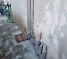 Bonjour a tous,
J'aimerai connaître les différents moyens pour cacher ces tuyaux d'évacuation avant de m'attaquer à la façade.