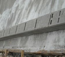 Dalle sur fondation de 0,90x0.50 et premier rang d'agglo.